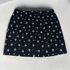 Aeropostale Mini Skirt Black W/ Daisies Chiffon Size Medium Hook and Zip Closure